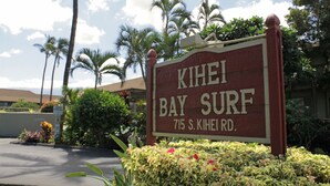 Bordje met 'KIHEI BAY SURF' op 715 S. KIHEI RD.
