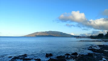 Beach nearby, sun-loungers, beach towels