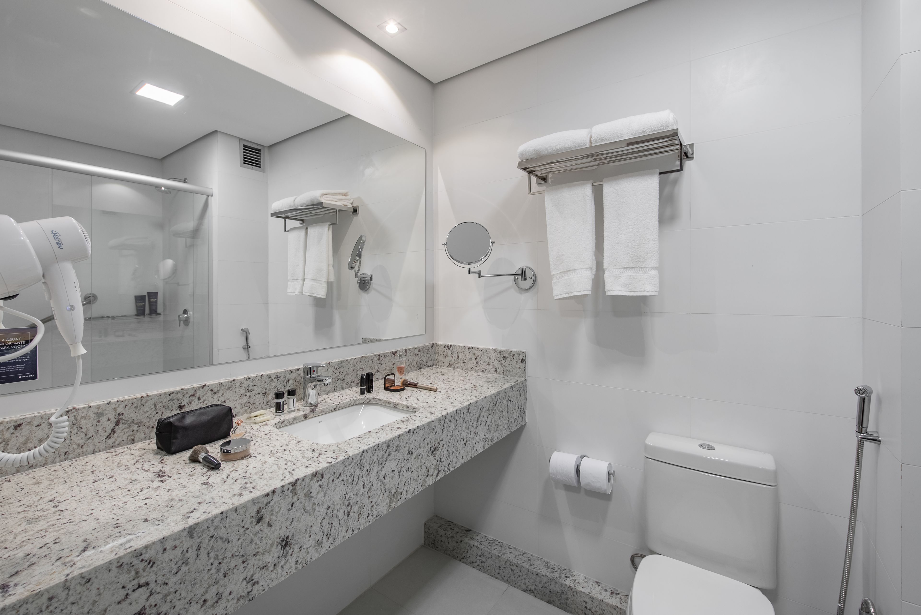 luxo twin - 2 camas solteiro | bathroom | shower, free toiletries, hair dryer, towels