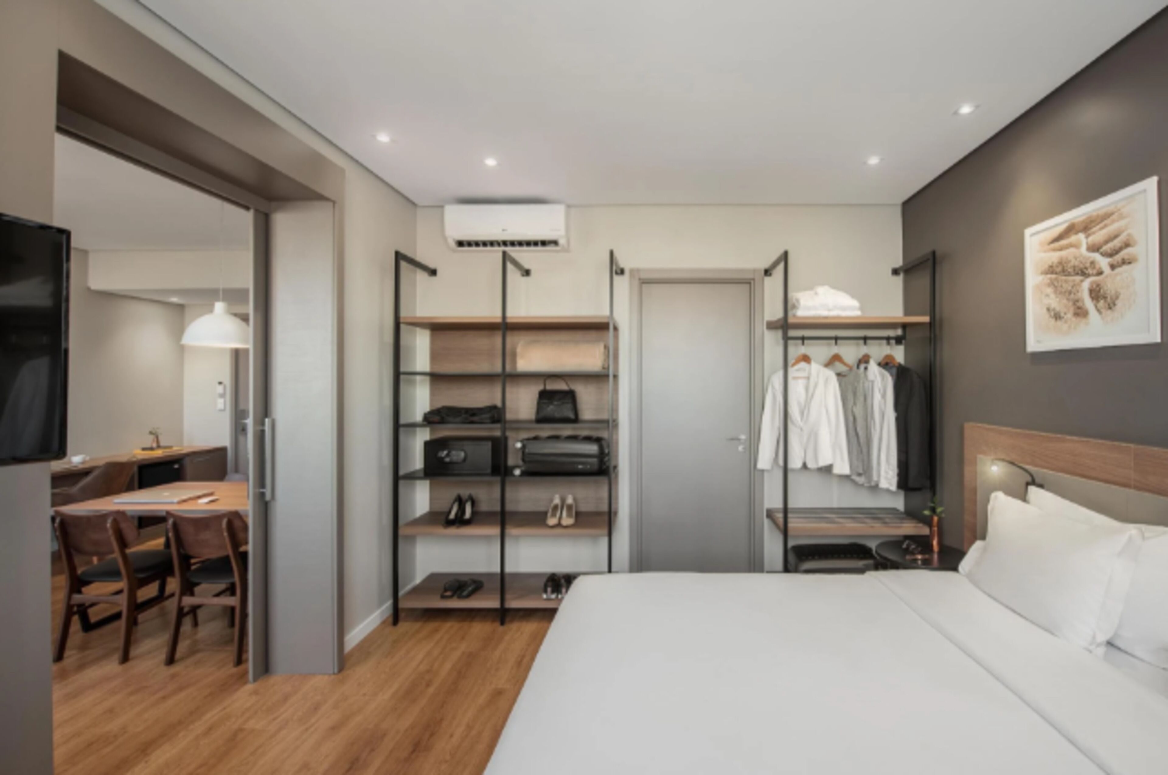 suíte casal - 1 cama king | 1 bedroom, minibar, desk, blackout curtains