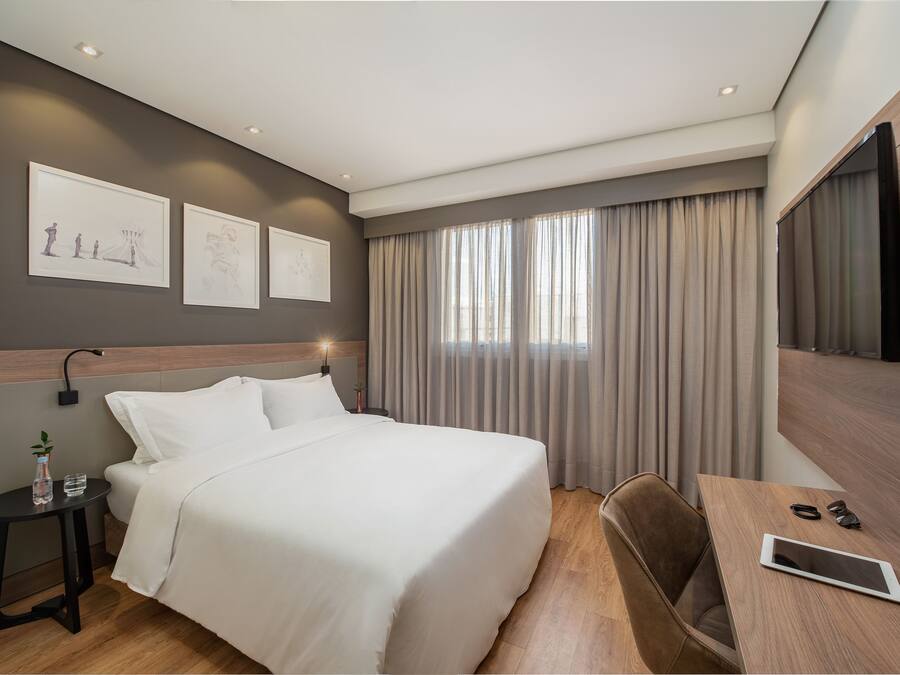 Frigobar, escrivaninha, cortinas blackout, quartos à prova de som