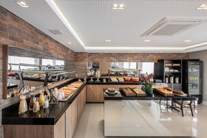Café da manhã com buffet grátis todos os dias