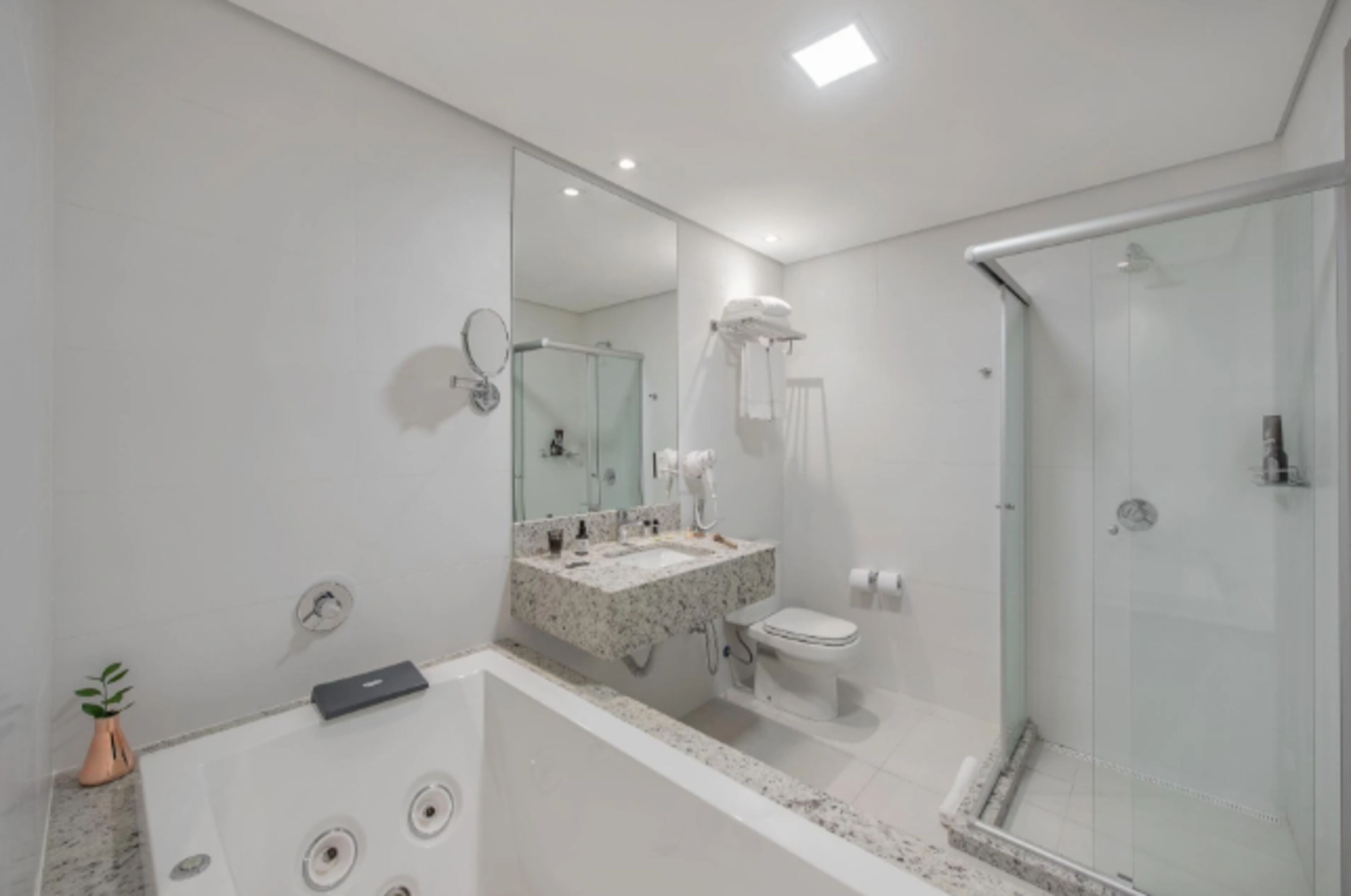 suíte casal - 1 cama king | bathroom | shower, free toiletries, hair dryer, towels