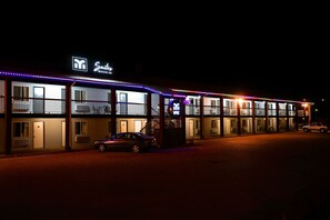 Fachada de la propiedad por la tarde o noche