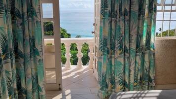 5 chambres, coffres-forts dans les chambres, bureau