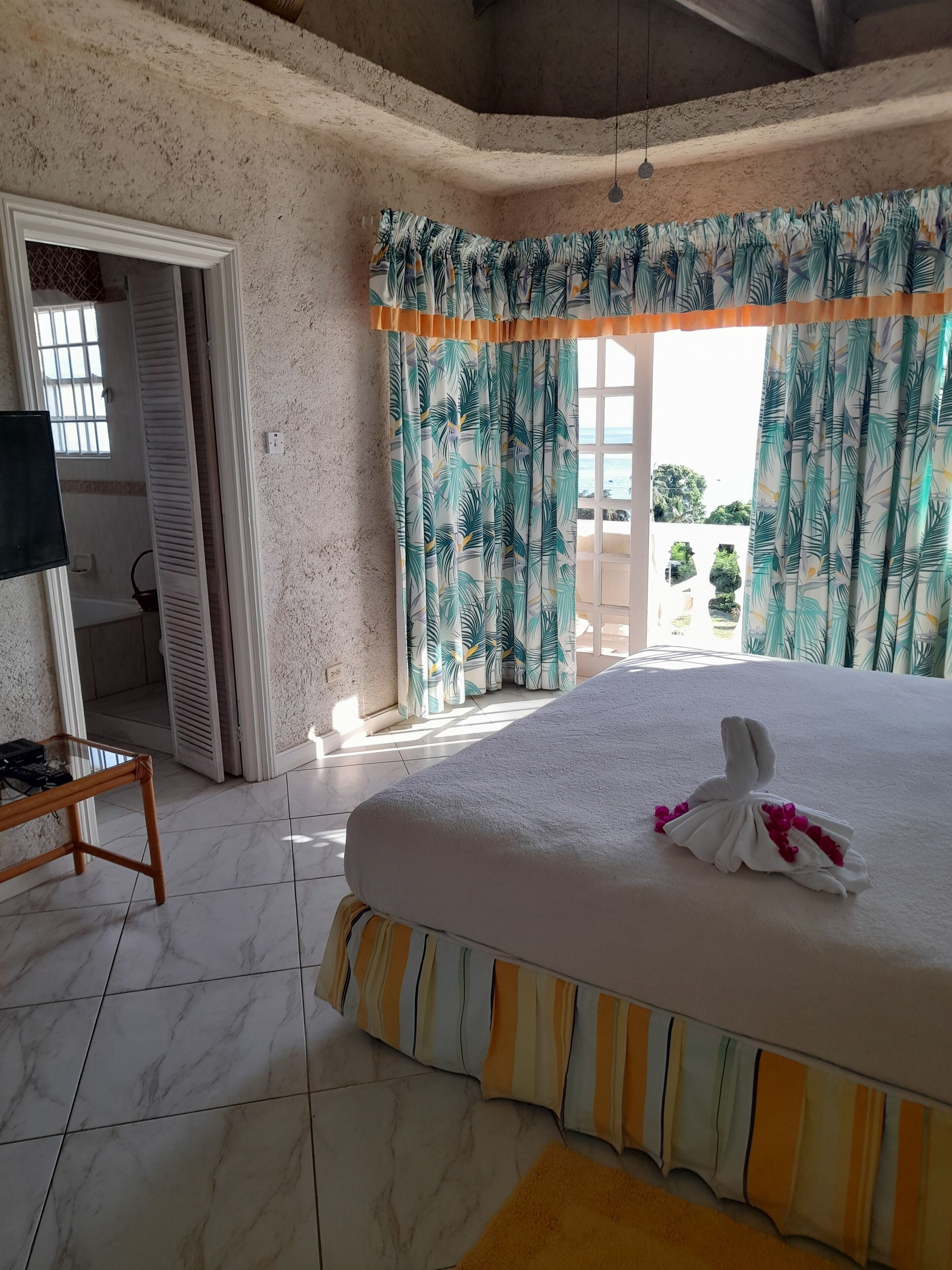 5 室のベッドルーム、セーフティボックス (室内)、デスク、アイロン / アイロン台