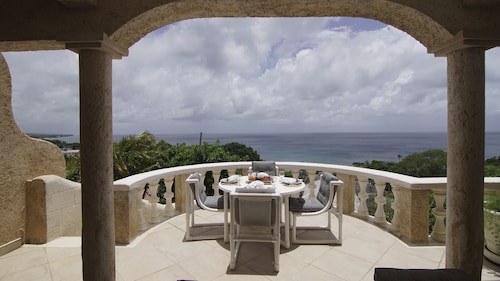 Villa de luxe 5 BR près de la plage - Vue côtière à couper le souffle, 2 piscines, Wifi, A / C, personnel