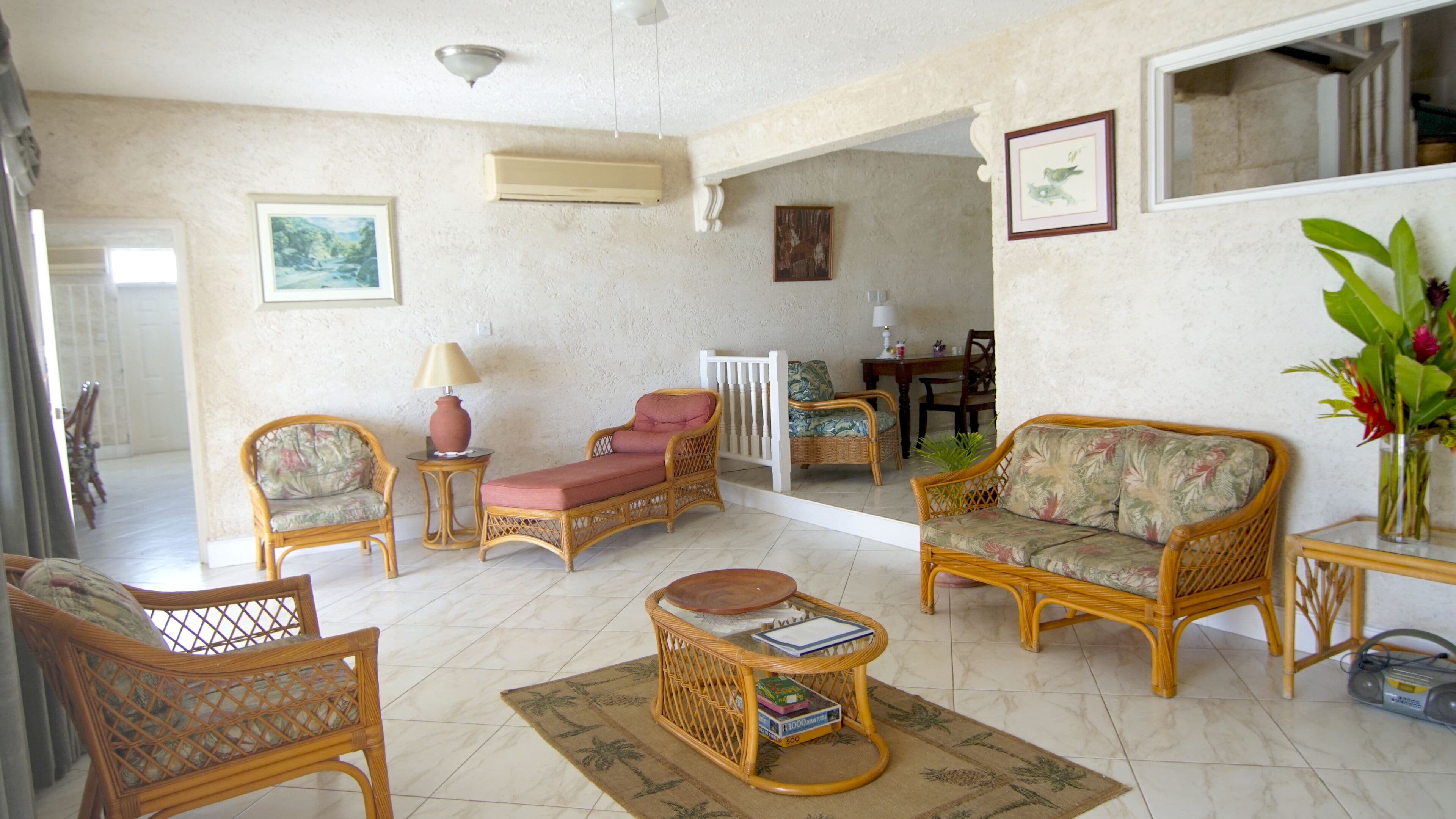 TV connectée, livres, chaîne hi-fi