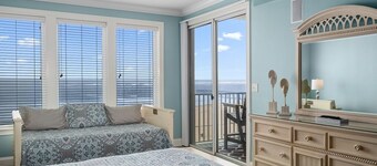 オーシャンフロントおよびボードウォークラグジュアリーコンドミニアム