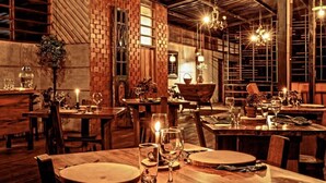 L’intérieur de ce restaurant rustique est caractérisé par des murs en briques, des tables en bois et des luminaires suspendus.