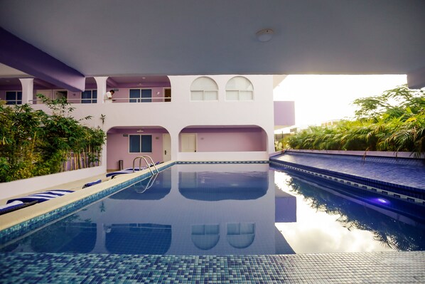 Outdoor pool, sun loungers - Hotel Kavia Cancun (Cancun)