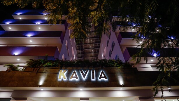 Esterno dell'Hotel Kavia, con insegna illuminata e architettura moderna.