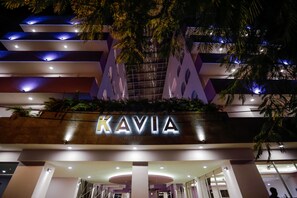 El exterior del Hotel Kavia, con su llamativa señalización y arquitectura moderna.
