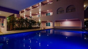 Kolam renang outdoor, dengan kursi berjemur