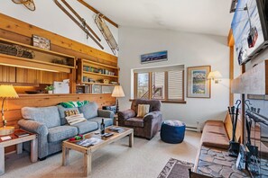 TV, fireplace, stereo
