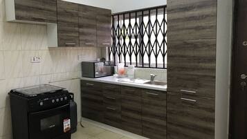 Kjøleskap, mikrobølgeovn, ovn og kokeplater