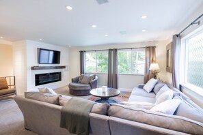 TV connectée, cheminée, jeux vidéo, livres
