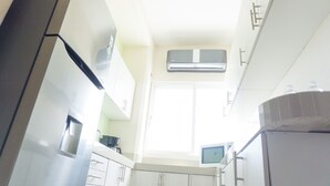 Minibar, desk, iron/ironing board (on request), WiFi (free) - Hotel Suites La Roca (Cancun)