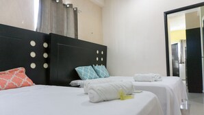 Minibar, desk, iron/ironing board (on request), WiFi (free) - Hotel Suites La Roca (Cancun)