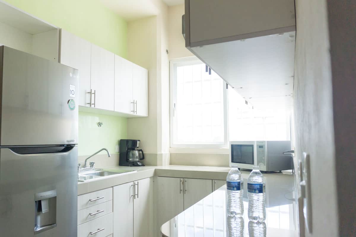 Coffee/tea maker, fridge, microwave, stovetop