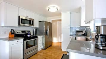 Refrigerador, microondas, horno y parrilla de estufa