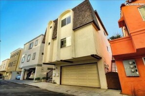 Exterior - Beautiful Views - Sand Section of Manhattan Beach  (Manhattan Beach)