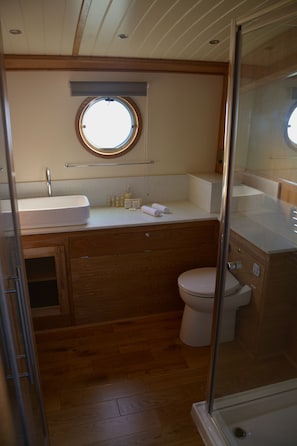 Shower, hair dryer, towels, shampoo - Tagus Marina - Houseboat (Lisbon)