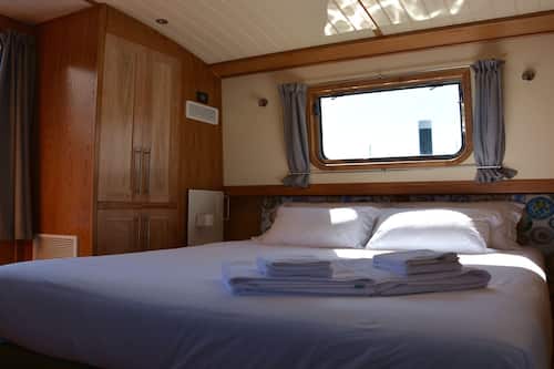 Laptop workspace, free WiFi, bed sheets