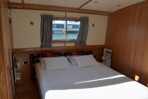 Laptop workspace, free WiFi, bed sheets - Tagus Marina - Houseboat (Lisbon)