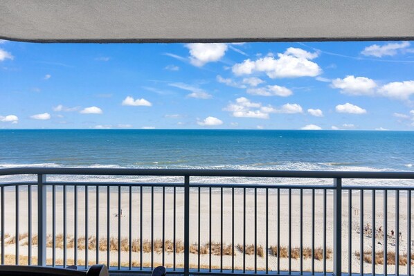 On the beach - Direct Oceanfront 3BR in the Grand Atlantic Resort, Lazy River, Pools & more (Myrtle Beach)