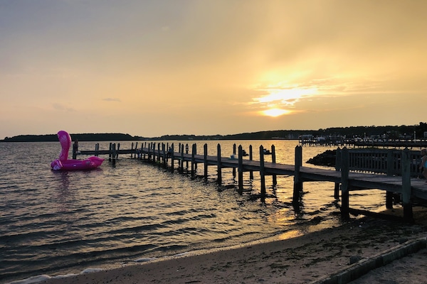 En la playa y camastros