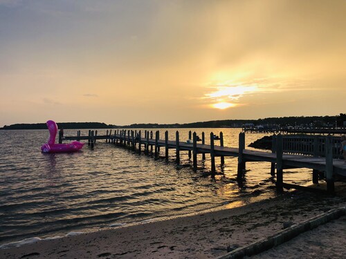 Fall Beachfront Getaway & parking 4Br 2 nites Bayfront