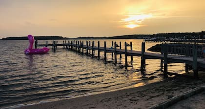Fall Beachfront Getaway & parking 4Br 2 nites Bayfront