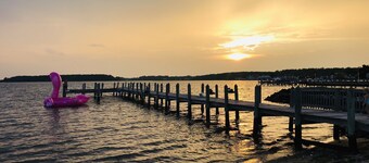 Fall Beachfront Getaway & parking 4Br 2 nites Bayfront