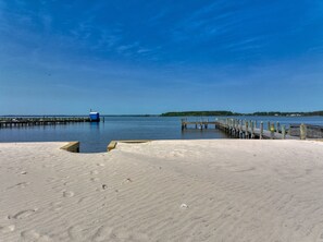 På stranden og solsenger