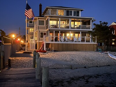 Available 2 night Fall Bayfront beach Getaway & parking sleeps 8