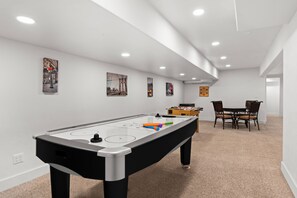 Games room - The Brite House – Newly Remodeled 6 Bed / 6 Bath Retreat (Sandpoint)