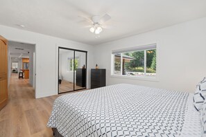 6 slaapkamers, een bureau, een strijkplank/strijkijzer, gratis wifi