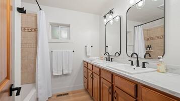 Een bad, een haardroger, handdoeken, zeep