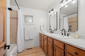 Badewanne, Haartrockner, Handtücher, Seife