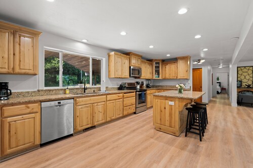 The Brite House – Newly Remodeled 6 Bed / 6 Bath Retreat