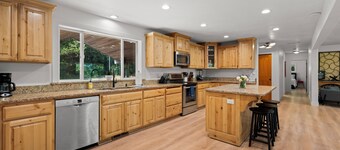 The Brite House – Newly Remodeled 6 Bed / 6 Bath Retreat
