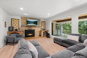 Smart TV, chimenea, futbolito y oficina 