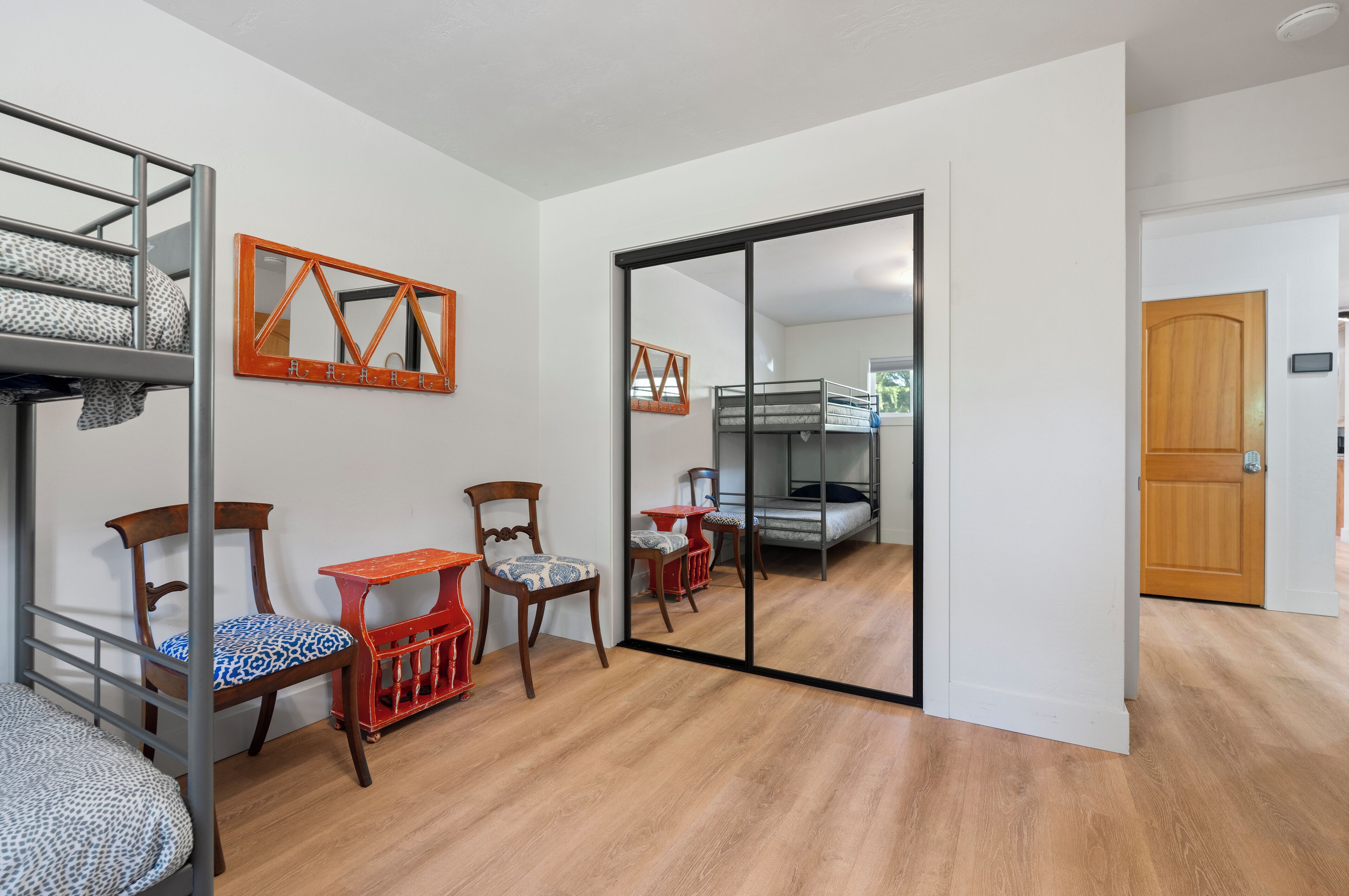 6 soverom, skrivebord, strykejern/-brett og wi-fi (inkludert)