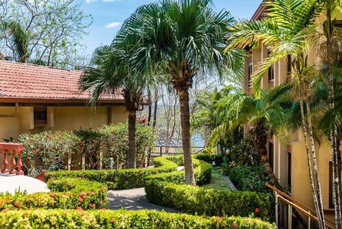 Villas Langosta 8, light & breezy beachside condo!