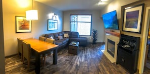 Smart TV, chimenea y libros 