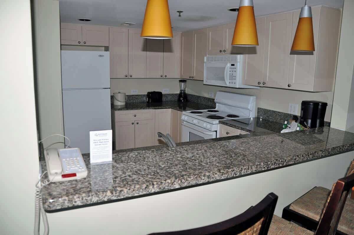 Réfrigérateur, four à micro-ondes, un four, surface de cuisson