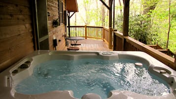 Tina de hidromasaje al aire libre