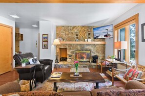 Televisio, takka, DVD-soitin, stereot