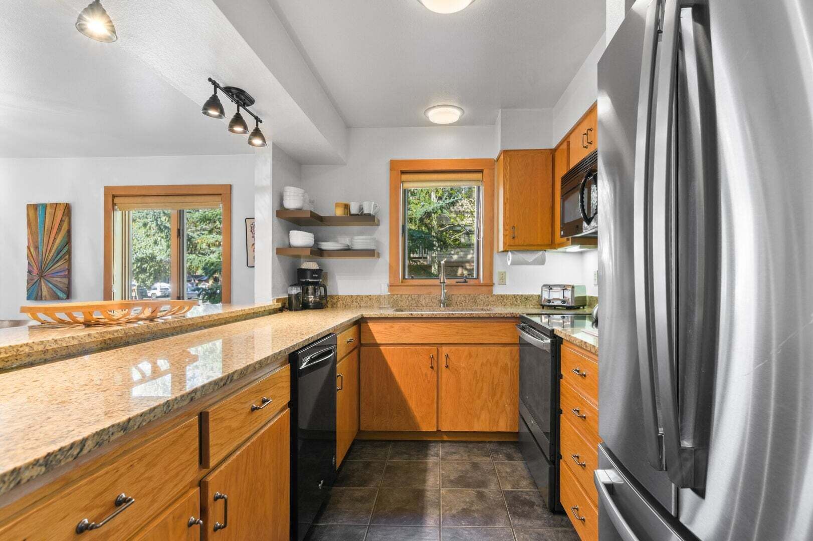 Wasserkocher mit Kaffee-/Teezubehör, Kühlschrank, Mikrowelle, Ofen